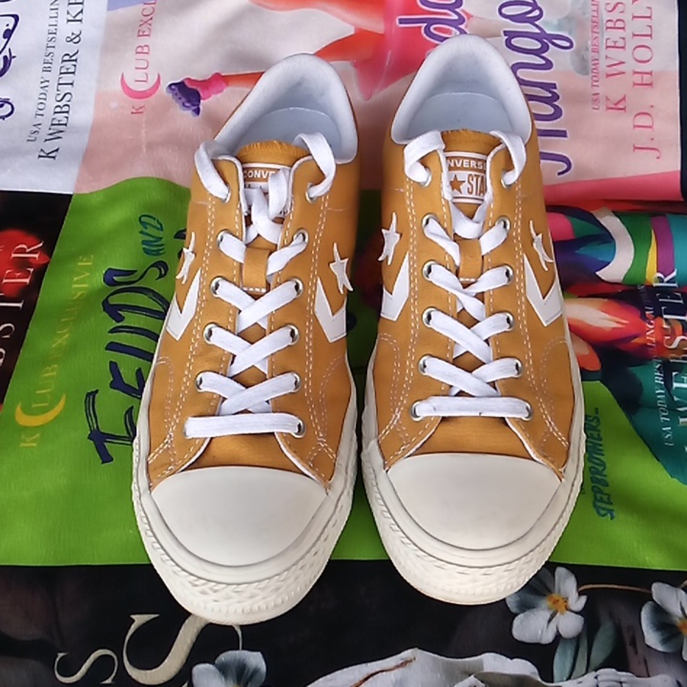 Unisex Converse One size 8 in men's and size 10 in women's